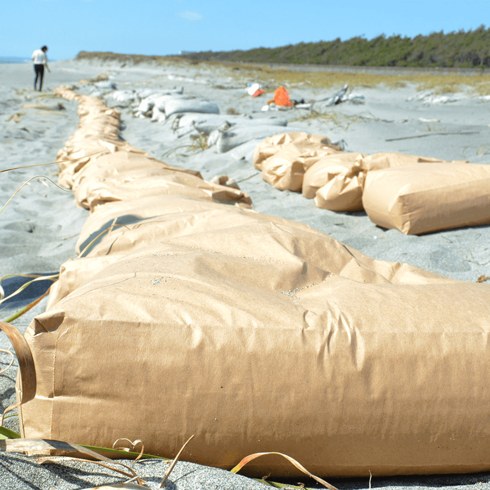 海岸を守る紙袋