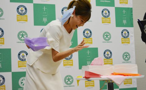 【プレスリリース】フリーアナウンサーの高橋真麻さんが「十二単ティッシュ」をつかった『一分間で箱から引き出されたフェイシャルティッシュの最多枚数』で ギネス世界記録（TM）に認定されました。