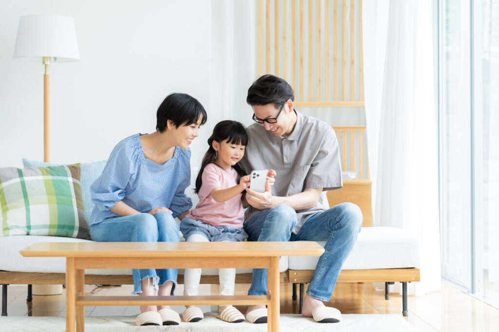アプリを使用する仲良しな家族